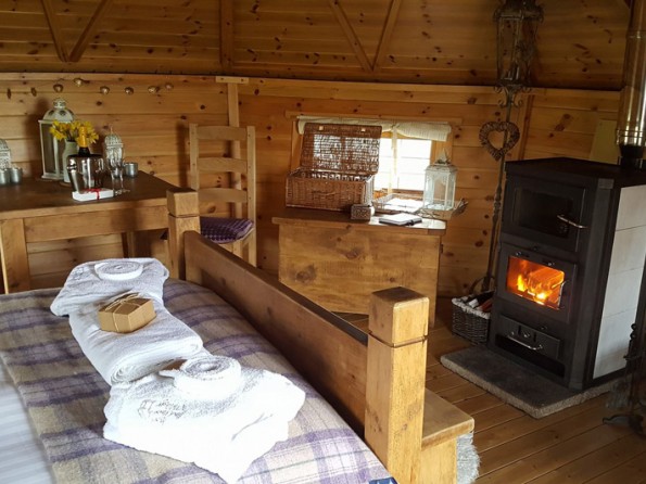 Romantic Cabin With Private Hot Tub In The Staffordshire Moorlands