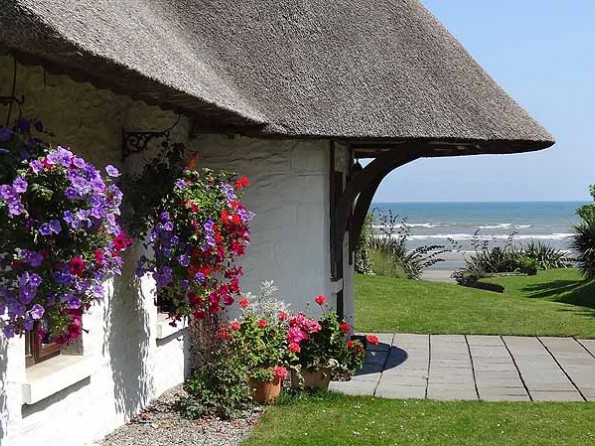 3 Bedroom Thatched Beachfront Cottage Near Bettystown