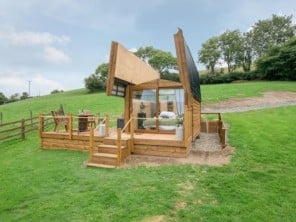 Quirky Lakeside Hut Retreat in Rural Setting