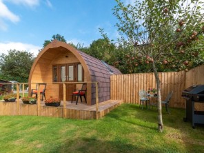 Cosy Rustic Glamping Cabin in Rural Setting