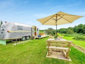 Unique & Romantic Airstream Caravan with Private Hot Tub
