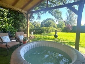 Peaceful and Romantic Cabin with Private Patio & Hot Tub
