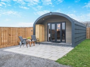 Countryside Pet Friendly Cabin with Enclosed Garden