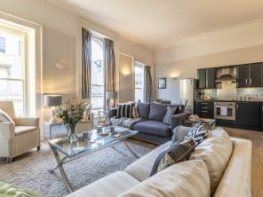 Light Filled Apartment near Pulteney Bridge