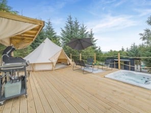 Romantic Glamping Bell Tent Retreat with Private Hot Tub