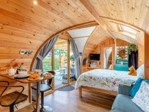 Romantic Cabin Hideaway with Hot Tub