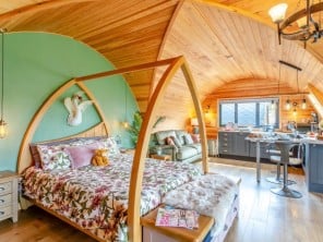 Luxury Romantic Glamping Pod with Hot Tub & Sauna
