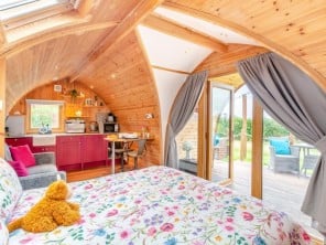 Luxury Countryside Cabin with Hot Tub & Sauna