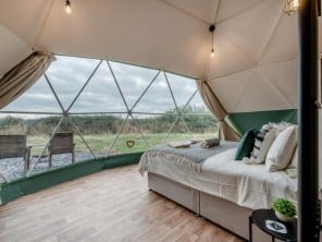 Quirky Romantic Glamping Dome with Private Hot Tub