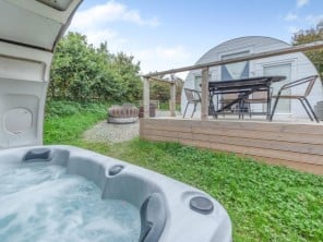 Unique Airbus Fuselage Accommodation with Private Hot Tub