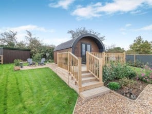Stylish Glamping Pod in Secluded Countryside