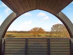 Rural Glamping Cabin with Private Hot Tub, Ideal for Couples
