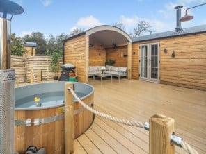 Luxury Glamping Cabin with Private Deck next to a Golf Course