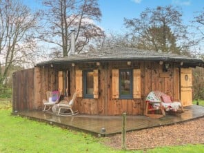 Quirky Off-Grid Cabin Hideaway in Woodland Setting