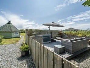 Glamping Cabin with Wild Spa Close to the Coast