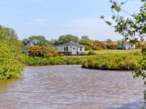 Cosy Glamping Cabin with Wild Spa in a Rural Setting