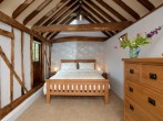 King-size bedroom the exposed beams 