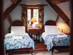 Warm and inviting twin room Warm and inviting twin room