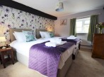 Pretty super-king-size bedroom with zip-and-link beds Pretty super-king-size bedroom with zip-and-link beds