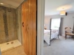 This benefits from a super en-suite shower room This benefits from a super en-suite shower room