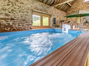Charming Farmstead Country Cottage with Swimming Pool