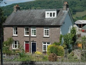 1800s Cottage in a Canalside Setting