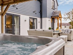 Large Holiday House with Hot Tub & Stunning Views