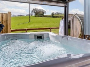 Picturesque Country Sheperds Hut with Hot Tub and Sauna