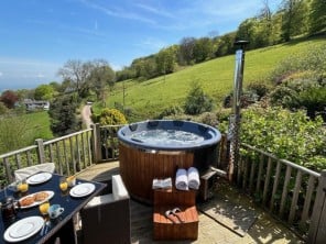 17th Century Cottage with Hot Tub in a Dark Sky Reserve