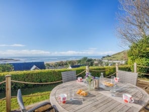 Coastal Village Cottage Ideal for Groups