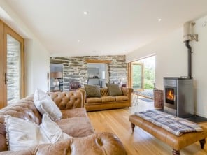 Cosy Rustic Property in Woodland Ideal for Families or Groups