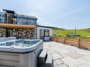 Stunning Stone Barn Conversion with Hot Tub