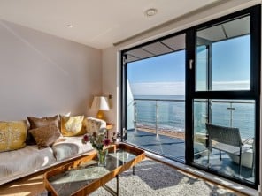 Modern Apartment overlooking the Beach
