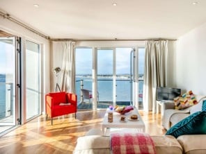 Waterfront Apartment right on the Harbourside