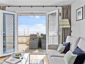 Beachfront Apartment on the Seafront of Slapton Sands