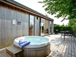 Romantic Rural Lodge with Private Hot Tub
