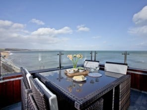 Modern Coastal Cottage Ideal for Families