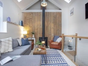 Contemporary Coastal Cottage Ideal for Families