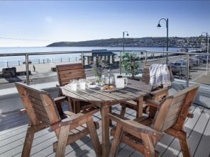 Spacious Sea View Apartment near the Beach