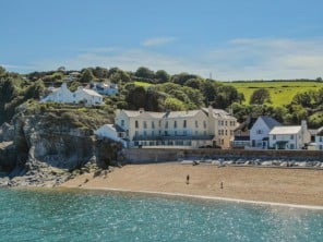 Romantic & Dog Friendly Apartment by the Beach