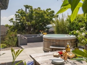 Family Friendly Luxury Eco-home with Private Hot Tub