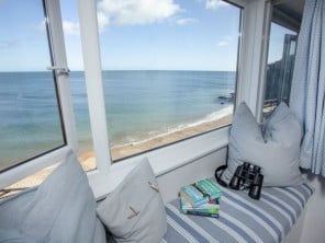 Family & Pet Friendly Coastal Apartment on the Beach