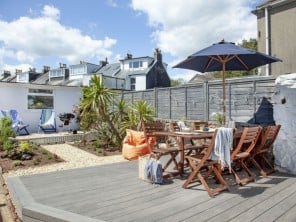 Contemporary Coastal Cottage with Sea Views