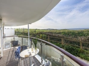 Modern Apartment on the Edge of Newquay Golf Course with Balcony & Sea Views