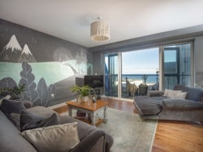 Pet & Family Friendly Luxury Apartment above Fistral Beach