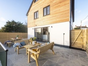 Modern Seaside Home Ideal for Families & Groups