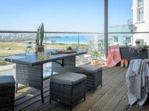 Luxury Coastal Apartment Ideal for Families & Groups