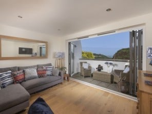 Coastal Apartment Getaway Ideal for Families & Groups