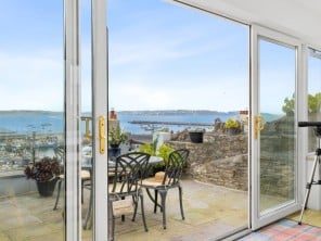 Contemporary Seafront Cottage Ideal for Families