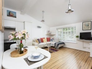 Romantic Coastal Apartment by the Beach